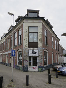 906404 Gezicht op het vervallen hoekpand Vleutenseweg 156 te Utrecht, dat te koop staat, met links de Lombokstraat.